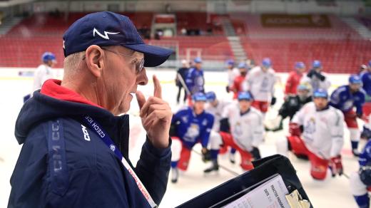 Trenér Kari Jalonen a hráči české hokejové reprezentace při tréninku v Budvar aréně v Českých Budějovicích