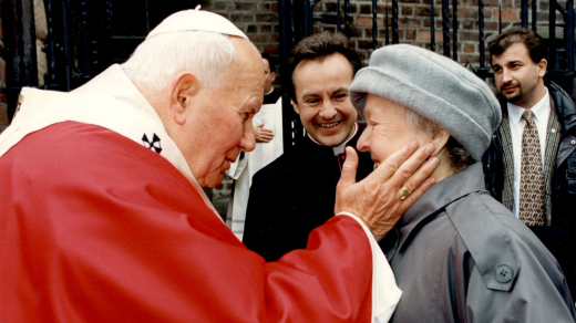 Návštěva papeže Sv. Jana Pavla II. v ČR – setkání s maminkou Jana Vokála po Mši svaté v Hradci Králové