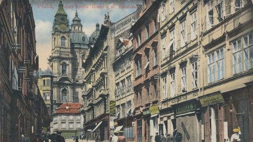 Malá Strana - Ulice k mostu, dnes ulice Mostecká, kostel u sv. Mikuláše, kolem roku 1919