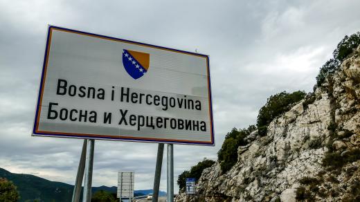 Bosna a Hercegovina: nápis v latince a v cyrilici
