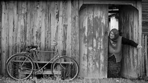 stará stodola, stará žena, kolo (ilustrační foto)