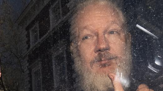 Julian Assange byl zatčen na ekvádorském velvyslanectví v Londýně.