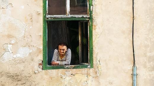 Důchodkyně v okně