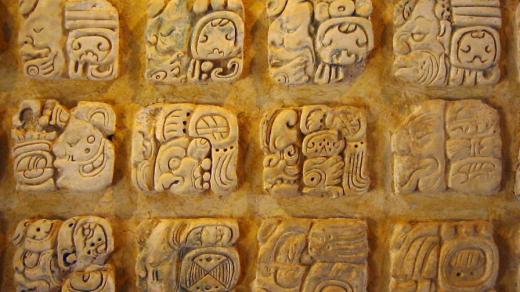 Mayské hieroglyfy z lokality Palenque v mexickém státě Chiapas