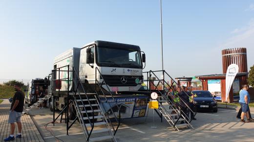 Řidiči kamionů a autobusů si na odpočívadle D8 můžou vyzkoušet simulátor nárazu