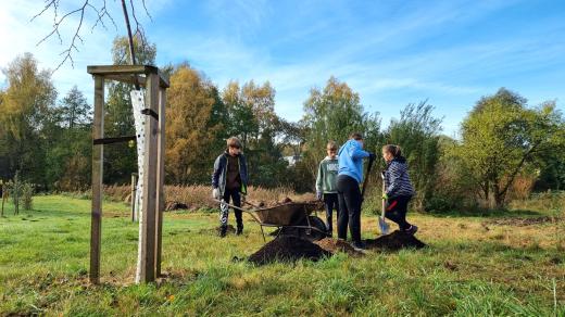 Školáci v Kunžaku budují park na místě bývalé skládky suti