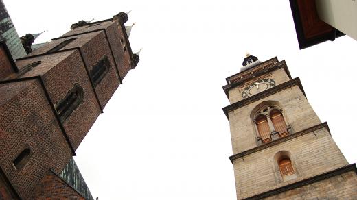 Bílá věž s levou věží chrámu sv. Ducha v Hradci Králové