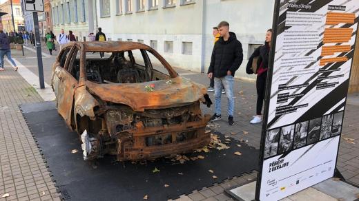 Vraky aut z války na Ukrajině na Lannově třídě v Českých Budějovicích