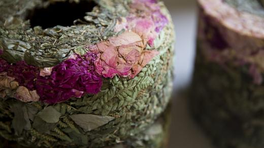 Kateřina Haderková vyrábí originální stínidla ze stlačených květin
