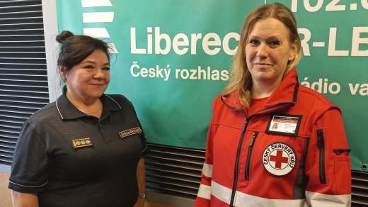 Nová moderátorka Setkání u mikrofonu - hasička Jiřina Brychcí a její první host - ředitelka jabloneckého Oblastního spolku ČČK Ludmila Fidlerová