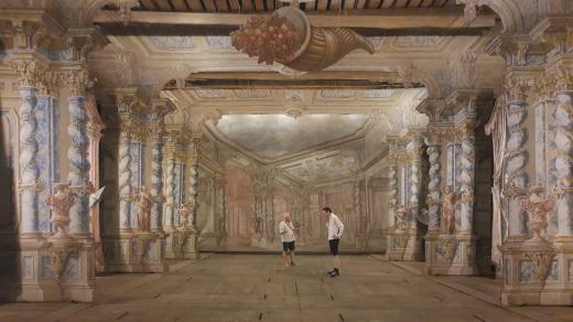 Příprava barokní opery Farnace v zámeckém divadle v Českém Krumlově