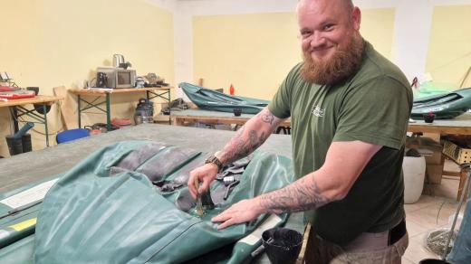 Jakub Beran, servisní technik Ingetour, opravuje nafukovací raft