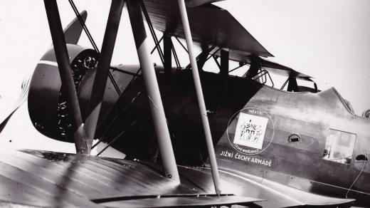 Letadla, na která se v roce 1938 složili Jihočeši, zdobil znak města České Budějovice a nápis Jižní Čechy armádě