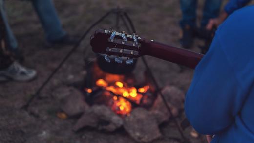 S kytarou u táboráku