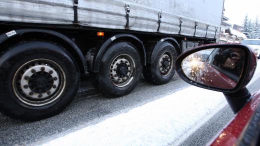 Kamion, silnice v zimě (ilustr. foto)