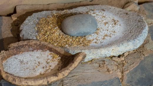 Neolitická zrnotěrka v expozici Iberského muzea v Jaénu