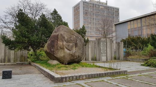 Balvan z Novohradských hor stojí od 70. let u knihovny, teď se kvůli přístavbě bude stěhovat