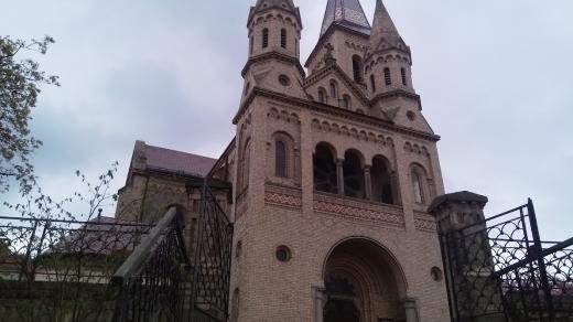Hosínský kostel svatého Petra a Pavla postavený roku 1900