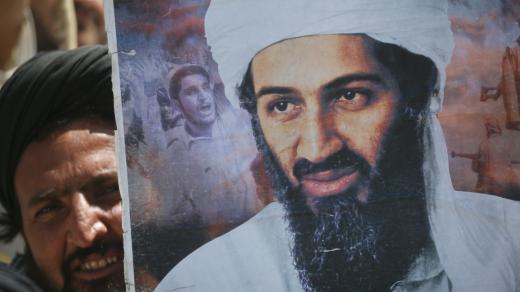 Demonstrant při protiamerickém protestu ve městě Kvéta (Pákistán) drží plakát s Usámou bin Ládinem (archivní foto, květen 2011)