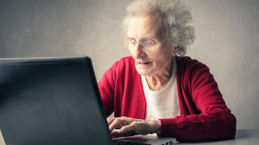 Stará žena používá počítač