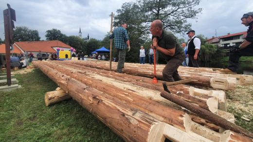 Členové spolku Vltavan Purkarec na různých akcích ukazují, jak se staví vor
