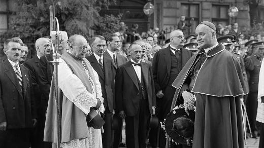 Kardinál Kašpar na návštěvě Bratislavy (červenec 1936)