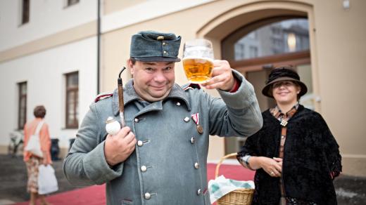 Dobrý voják Švejk v podání Michala Doseka při slavnostním otevření opravených Mariánských kasáren v Českých Budějovicích, kde sloužil Jaroslav Hašek