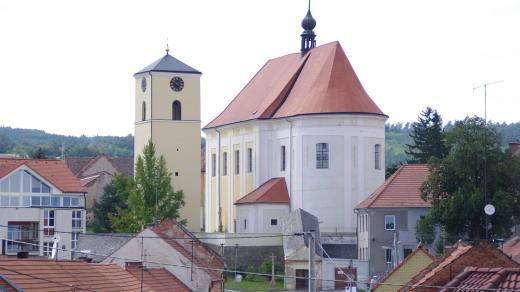 Současná podoba kostela i s věží postavenou mimo chrám pochází z první poloviny 18. století