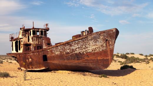Na dně vysychajícího Aralského jezera zůstávají stát zrezlé vraky