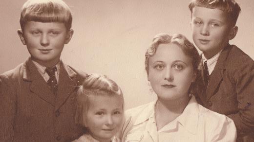 Zleva Ctirad, Zdena mladší, Zdena a Josef Mašínovi v roce 1941