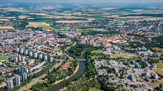 Hradec Králové leží na soutoku Labe s Orlicí. Podle mnohých jde o jeden z nejkrásnějších soutoků dvou řek u nás. Dojít k němu můžete kouzelnými Jiráskovými sady