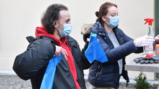Dobrovolníci desinfikují v centru Ústí nad Labem riziková místa