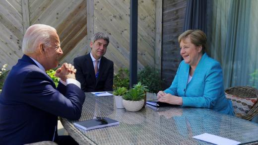 Německá kancléřka Angela Merkelová jedná s americkým prezidentem Joem Bidenem