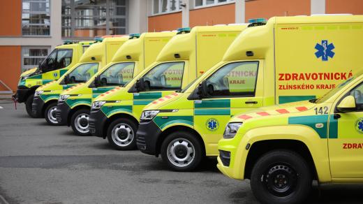 Nové vozy Zdravotnické záchranné služby Zlínského kraje: čtyři sanitky, speciální vozidlo pro zvládnutí mimořádných událostí a automobil pro úsek krizové připravenosti (2021)