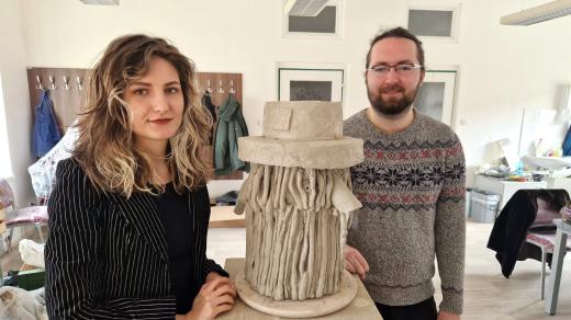 Cimrman jako pumpa v zimě, jeden z návrhů busty Járy Cimrmama pro Frymburk. Na snímku dva ze tří autorů Alisa Raff a Jan Procházka