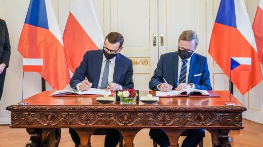 Polský premiér Mateusz Morawiecki a premiér Petr Fiala při podpisu dohody k Turówu