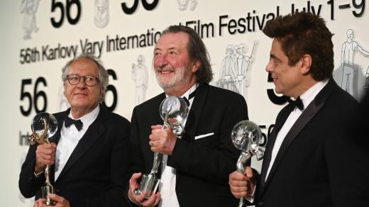 Na závěrečném ceremoniálu festivalu v Karlových Varech byli oceněni herci (zleva) Geoffrey Rush, Bolek Polívka a Benicio del Toro