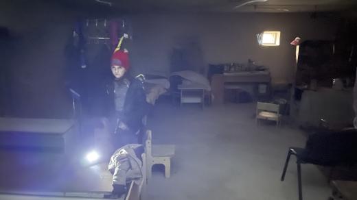 Vika se trochu učí, ale moc tomu nedá. Má jenom solární baterku a venku je to dost nebezpečné. Také je tam zima. Po tmě se zkrátka číst moc nedá. Asi tu třídu budu muset opakovat, říká.