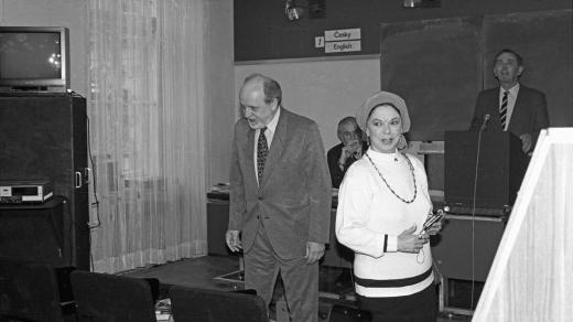 Velvyslankyně USA v Československu Shirley Temple Blacková s prvním polistopadovým rektorem UK prof. Radimem Paloušem
