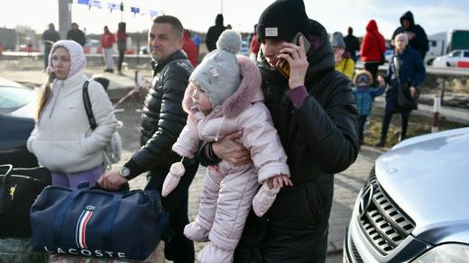 Ukrajinci prchají přes hraniční přechod u polské Medyky. Někteří nechávají auta na ukrajinském území a dál pokračují pěšky s dětmi v náručí
