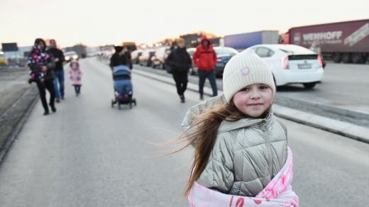 Z Ukrajiny prchají kvůli vpádu ruských vojsk rodiče s dětmi