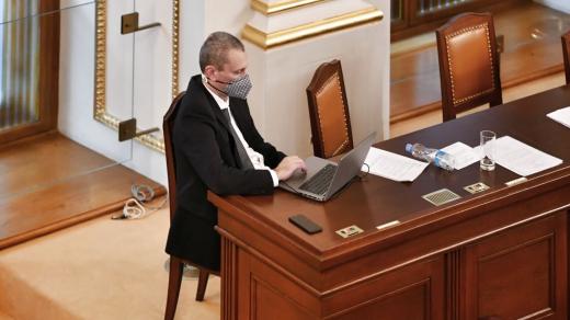 Ministr pro legislativu Michal Šalomoun musí v Poslanecké sněmovně sedět ve druhé řadě. Mezi ostatními ministry pro něj již není místo