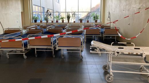 Nemocnice v Domažlicích má lůžka, techniku i místo pro 152 pacientů. Chybí ale sestřičky