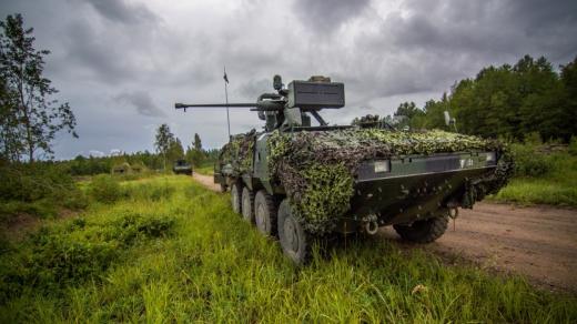 Kolový obrněný transportér Pandur na cvičení v Lotyšsku