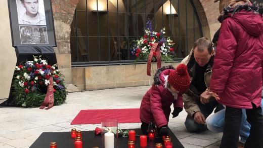 Na nádvoří Univerzity Karlovy v Praze byla odhalena pamětní dlaždice k výročí upálení Jana Palacha