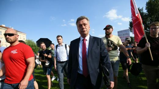 Pavel Blažek vyrazil mezi demonstranty na pražský Klárov
