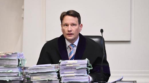 Soudce Jan Šott s dokumenty ke kauze Čapí hnízdo