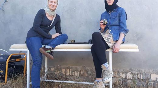 Lenka Klicperová (vlevo) a Markéta Kutilová na fotografie z Libye