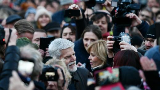 Petr Pavel na zaplněném náměstí v Ústí nad Labem, mnozí příznivci se s ním chtěli vyfotit