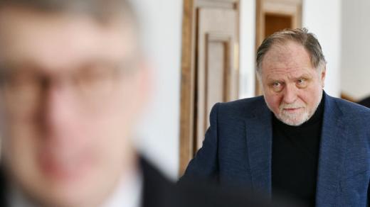 Miloš Balák se k soudu osobně nedostavil, přišel pouze jeho advokát Tomáš Sokol